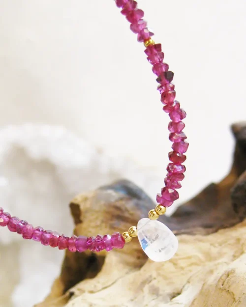 Collana Electra in Argento 925 con pietre naturali di Granato e goccia di Labradorite bianca