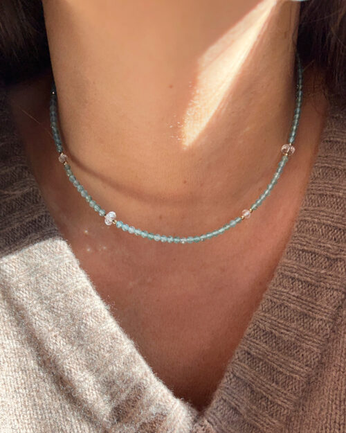 Girocollo Augeo in Argento 925 con pietre naturali di Apatite acqua e Quarzo ialino | Variante asimmetrica