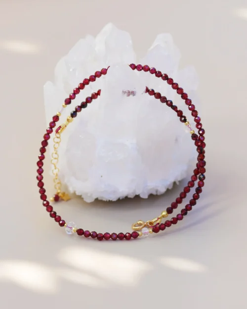 Girocollo Augeo in Argento 925 con pietre naturali di Granato e Quarzo ialino | Variante asimmetrica