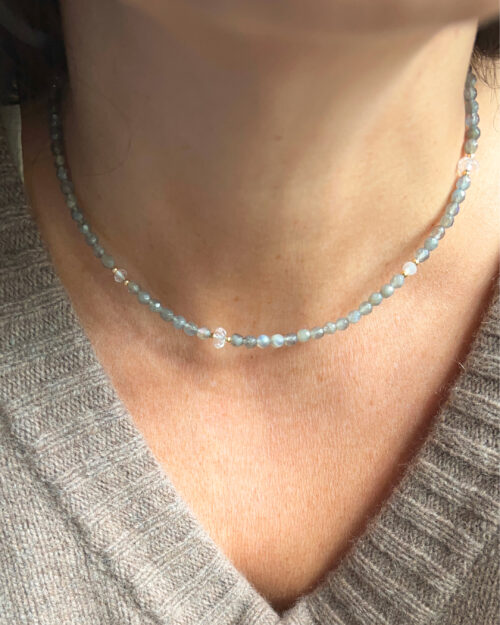 Girocollo Augeo in Argento 925 con pietre naturali di Labradorite e Quarzo ialino | Variante asimmetrica