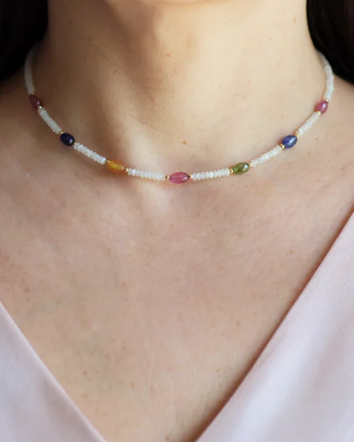 collana con zaffiro multicolor e pietra di luna bianca