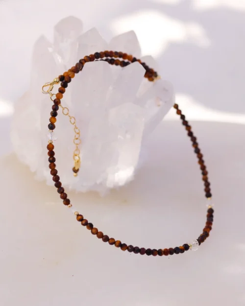 Girocollo Augeo in Argento 925 con pietre naturali di Occhio di tigre e Quarzo ialino | Variante asimmetrica