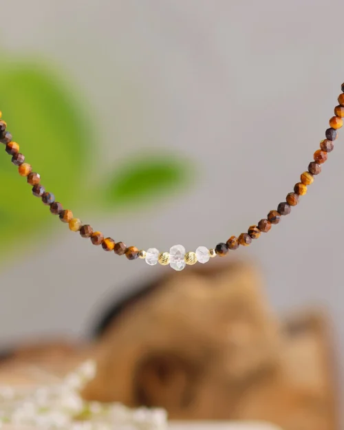 Girocollo Augeo in Argento 925 con pietre naturali di Occhio di tigre e Quarzo ialino | Variante simmetrica