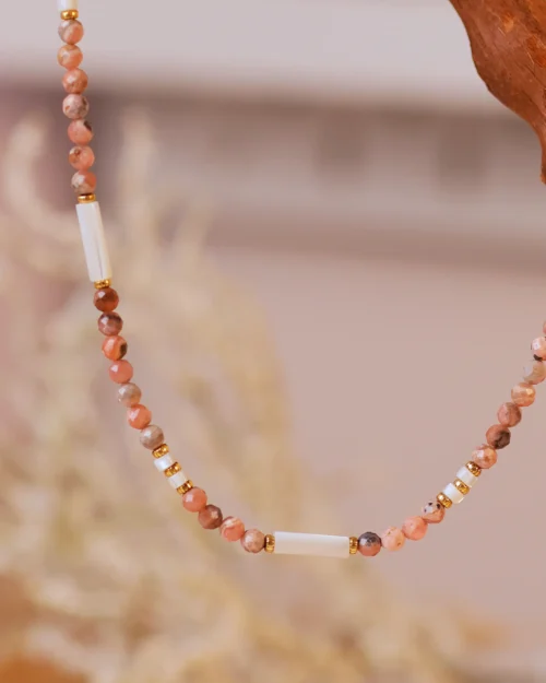 Girocollo con pietre naturali di Rodonite e Madreperla