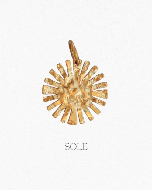 Charm con Sole martellato in acciaio inossidabile