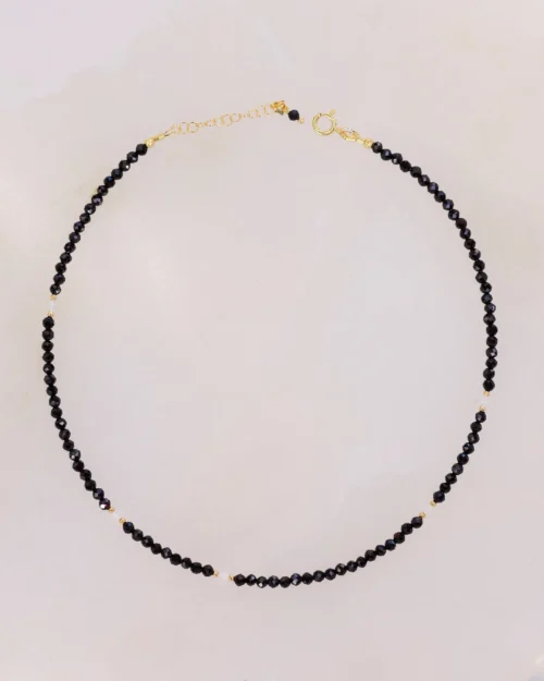 Girocollo Augeo in Argento 925 con pietre naturali di Spinello nero e Quarzo ialino | Variante asimmetrica