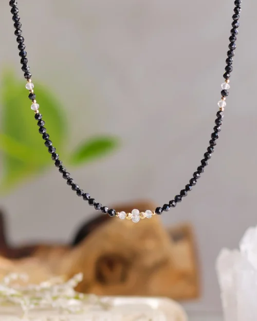 Girocollo Augeo in Argento 925 con pietre naturali di Spinello nero e Quarzo ialino | Variante simmetrica